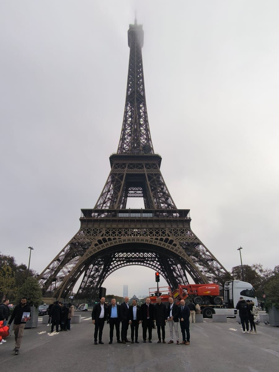 La délégation de maires israéliens face à la Tour Eiffel